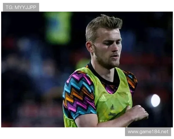 拜仁边路犀利表现与风险并存,当前阶段球队攻防走势出现阶段性变化 拜仁边路犀利表现与风险并存,当前阶段球队攻防走势出现阶段性变化