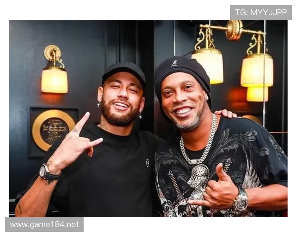 罗纳尔迪尼奥脚下的豪车已经开到邻居都傻眼了吧？