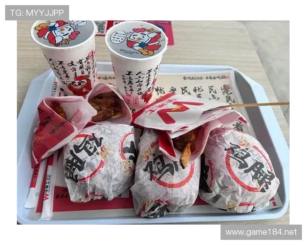 谌利军家的冰箱里只有鸡胸肉和水，连瓶可乐都找不到