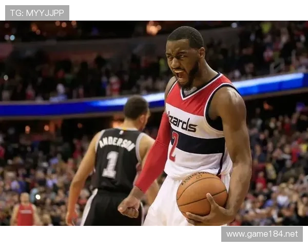 约翰·沃尔通过突破配合挡拆提升球队关键时刻得分效率