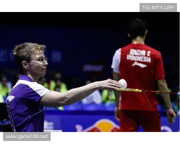 裁判判罚手势背后的精准规则解读，帮你看懂比赛瞬间决定